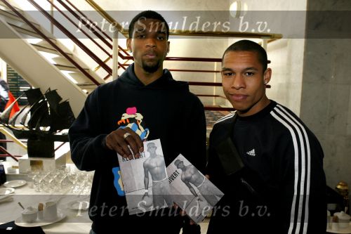 Amsterdam 29 mei 2006
Presentatie boek Patrick Kluivert in hotel Krasnapolsky.
Nigel de Jong en Ryan Babel
Peter Smulders bv