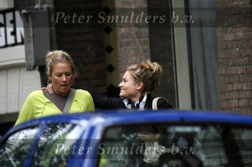 Amsterdam 4 augustus 2006.
Nikkie Plessen met een vriendinop cornelis schuytstraat