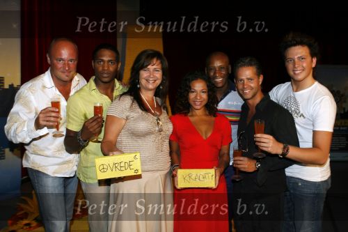 Amsterdam 19 juli 2006
Perspresentatie the Wiz in focus studios.
Danny de Munk Danny Yanga Jamai Looman Jeroen Phaff Jerrel Nurlaila