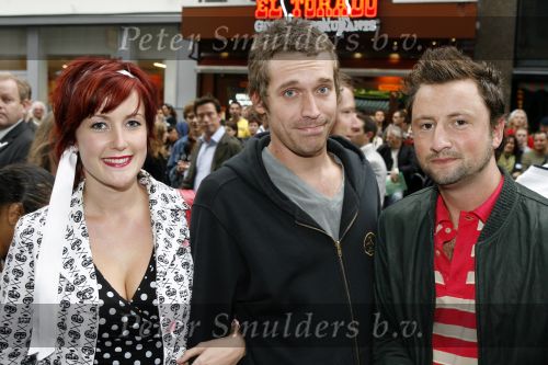 Amsterdam 26 juni 2006
Premiere over the edge in Tushinsky.
mtv vj Otto jan Ham Evelien Bosch en Dennis Weening
Peter Smulders bv