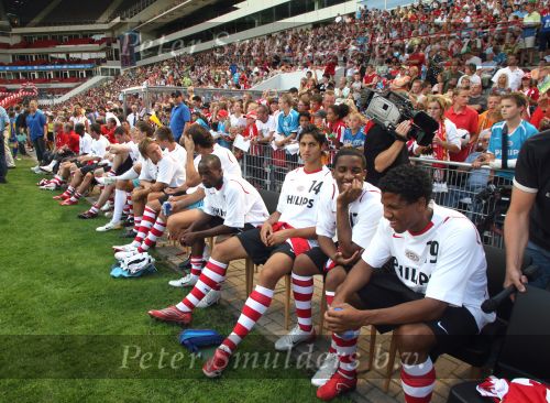 Eindhoven, 31 Juli 2006 Open Dag PSV 2006
De helft van de slektie wachtend om de tweede helft te spelen van een oefenpotje tegen een regioselektie