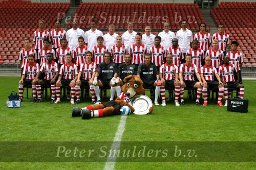Eindhoven, 1 Augustus 2006
Perspresentatie PSV Seizoen 2006/2007
Bovenste rij v.l.n.r.: Arvid smit  Manuel Da Costa  Ferd v Odenhoven  Joop Hiele  Tonny Btuins Slot  Ronald Koeman  Jan Wouters  Mart v d Heuvel  Luc v Agt  John de Jong Csaba Feher.
Middelste rij v.l.n.r.: Roy Beerens  Carlos Salcido  Michael Reiziger  Ibrahim Afellay  Phillip Cocu  Timmy Simons  Jan Vennegoor of Heselink  Michael Lamey  Arouna Kone  Jefferson Farfan  Michael Ball Lee Nguyen  
Onderste rij v.l.n.r.: Ismail Aissati  Eric Addo  Jason Culina  Jelle de Bock  Oscar Moens  Gomes  Ruud Boffin  Alex PSV  Andre Ooijer Mika Vayrynen  DaMarcus Beasley met PHOXY