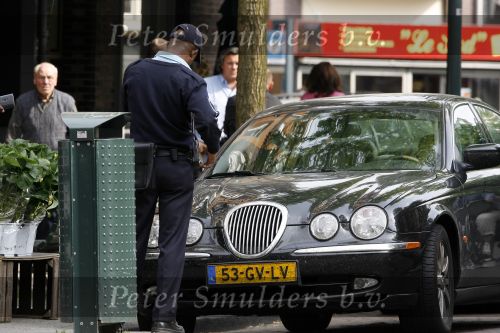 Amsterdam 17 mei 2006
Tooske Breugem heeft discussie met mensen van parkeerbeheer omdat ze niet betaald heeft.
Peter Smulders bv