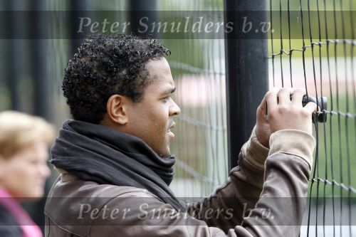 Amsterdam 2 juni 2006
Justin Kluivert op training bij de ajax jeugd. Justin is gescout door AJAX. Papa Patrick en moeder Angela waren natuurlijk bij de eerste training.  Patrick met fotocamera
Peter Smulders bv