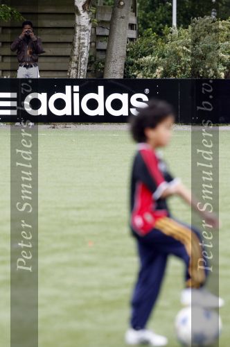 Amsterdam 2 juni 2006
Justin Kluivert op training bij de ajax jeugd. Justin is gescout door AJAX. Papa Patrick en moeder Angela waren natuurlijk bij de eerste training.  
Peter Smulders bv
