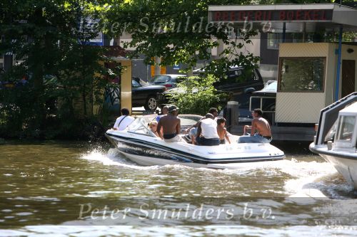 Amsterdam, 12 Juli 2006 Amsterdamse grachten.
Patrick Kluivert met zijn kinderen en familie en vrienden niet voetballend in Valencia maar varend op een speed boot