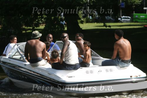 Amsterdam, 12 Juli 2006 Amsterdamse grachten.
Patrick Kluivert met zijn kinderen en familie en vrienden niet voetballend in Valencia maar varend op een speed boot