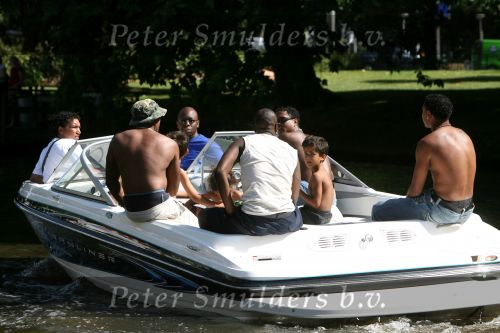 Amsterdam, 12 Juli 2006 Amsterdamse grachten.
Patrick Kluivert met zijn kinderen en familie en vrienden niet voetballend in Valencia maar varend op een speed boot
© Foto Peter Smulders BV