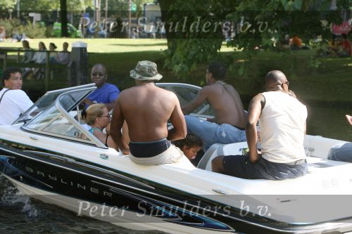 Amsterdam, 12 Juli 2006 Amsterdamse grachten.
Patrick Kluivert met zijn kinderen en familie en vrienden niet voetballend in Valencia maar varend op een speed boot