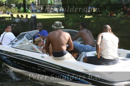 Amsterdam, 12 Juli 2006 Amsterdamse grachten.
Patrick Kluivert met zijn kinderen en familie en vrienden niet voetballend in Valencia maar varend op een speed boot
