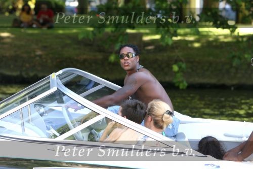 Amsterdam, 12 Juli 2006 Amsterdamse grachten.
Patrick Kluivert met zijn kinderen en familie en vrienden niet voetballend in Valencia maar varend op een speed boot