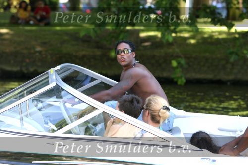 Amsterdam, 12 Juli 2006 Amsterdamse grachten.
Patrick Kluivert met zijn kinderen en familie en vrienden niet voetballend in Valencia maar varend op een speed boot