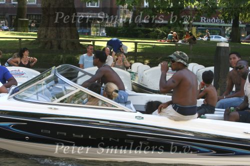 Amsterdam, 12 Juli 2006 Amsterdamse grachten.
Patrick Kluivert met zijn kinderen en familie en vrienden niet voetballend in Valencia maar varend op een speed boot