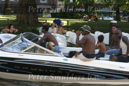 Amsterdam, 12 Juli 2006 Amsterdamse grachten.
Patrick Kluivert met zijn kinderen en familie en vrienden niet voetballend in Valencia maar varend op een speed boot