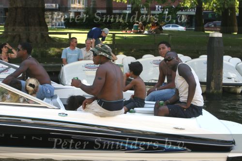 Amsterdam, 12 Juli 2006 Amsterdamse grachten.
Patrick Kluivert met zijn kinderen en familie en vrienden niet voetballend in Valencia maar varend op een speed boot