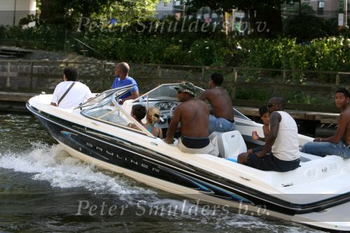 Amsterdam, 12 Juli 2006 Amsterdamse grachten.
Patrick Kluivert met zijn kinderen en familie en vrienden niet voetballend in Valencia maar varend op een speed boot