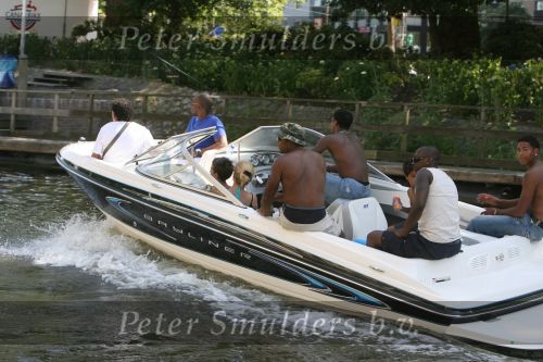 Amsterdam, 12 Juli 2006 Amsterdamse grachten.
Patrick Kluivert met zijn kinderen en familie en vrienden niet voetballend in Valencia maar varend op een speed boot