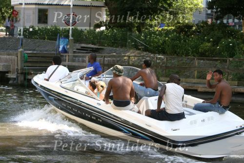 Amsterdam, 12 Juli 2006 Amsterdamse grachten.
Patrick Kluivert met zijn kinderen en familie en vrienden niet voetballend in Valencia maar varend op een speed boot