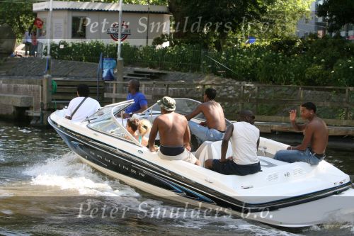 Amsterdam, 12 Juli 2006 Amsterdamse grachten.
Patrick Kluivert met zijn kinderen en familie en vrienden niet voetballend in Valencia maar varend op een speed boot