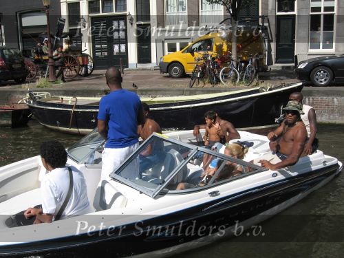 Amsterdam, 12 Juli 2006 Amsterdamse grachten.
Patrick Kluivert met zijn kinderen en familie en vrienden niet voetballend in Valencia maar varend op een speed boot