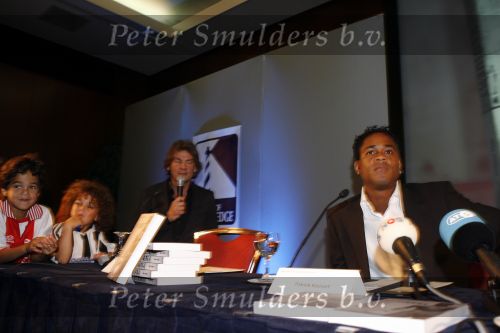 Amsterdam 29 mei 2006
Presentatie boek Patrick Kluivert in hotel Krasnapolsky.
Patrick  met Justin Ruben