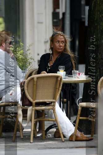 Amsterdam 4 augustus 2006.
Patty Brard op terras bij Joffers met sebastiaan.