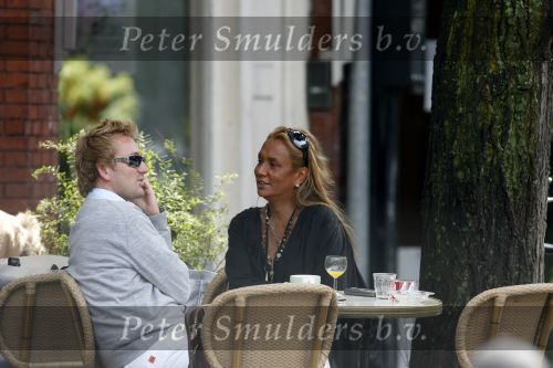 Amsterdam 4 augustus 2006.
Patty Brard op terras bij Joffers met sebastiaan.