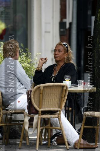 Amsterdam 4 augustus 2006.
Patty Brard op terras bij Joffers met sebastiaan.