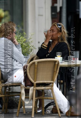 Amsterdam 4 augustus 2006.
Patty Brard op terras bij Joffers met sebastiaan.