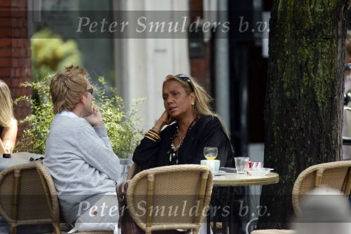 Amsterdam 4 augustus 2006.
Patty Brard op terras bij Joffers met sebastiaan.