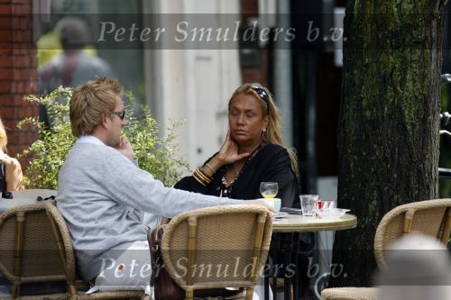 Amsterdam 4 augustus 2006.
Patty Brard op terras bij Joffers met sebastiaan.