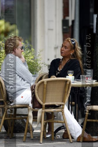 Amsterdam 4 augustus 2006.
Patty Brard op terras bij Joffers met sebastiaan.