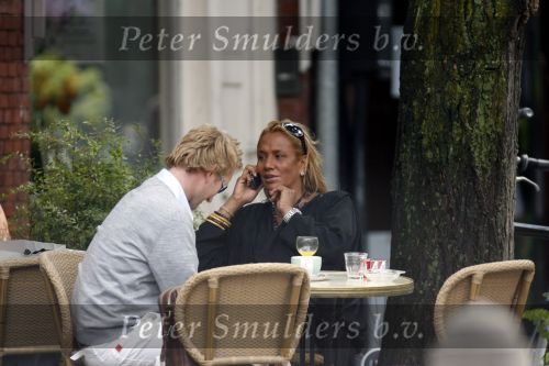 Amsterdam 4 augustus 2006.
Patty Brard met gsm op terras bij Joffers met sebastiaan.