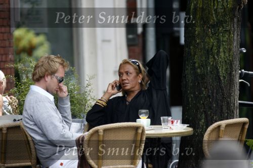Amsterdam 4 augustus 2006.
Patty Brard met gsm op terras bij Joffers met sebastiaan.