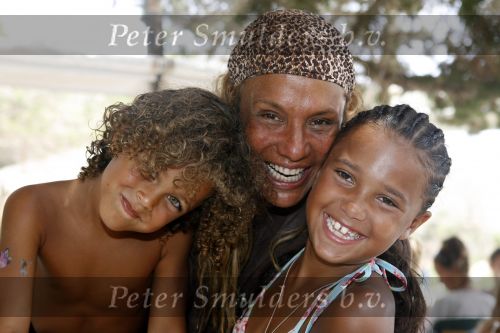 Ibiza 27 juli 2006
 Patty Brard en Joelle Gullit en Justin Kluivert  op Ibiza.