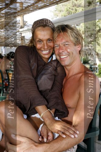 Ibiza 27 juli 2006
Patty Brard  en haar verloofde Antoine kussend  op Ibiza.