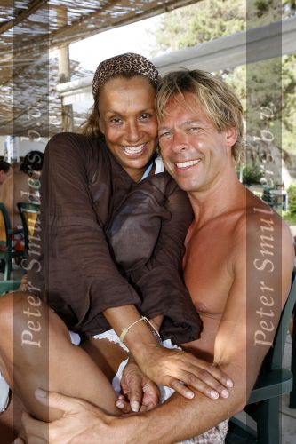 Ibiza 27 juli 2006
Patty Brard  en haar verloofde Antoine kussend  op Ibiza.