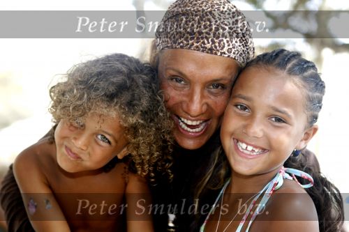 Ibiza 27 juli 2006
 Patty Brard en Joelle Gullit en Justin Kluivert  op Ibiza.