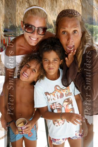 Ibiza 27 juli 2006
Angela Kluivert met haar zoons Justin en Ruben  op Ibiza.  Angela en patty brard