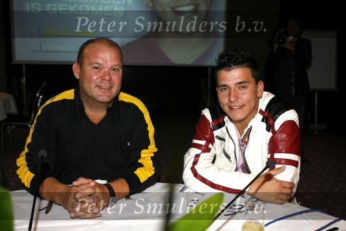Schiphol 24 augustus 2006
Presentatie nieuwe cd  Jan Smit in het sheraton hotel Schiphol. paul de Leeuw rijkt eerste cd uit