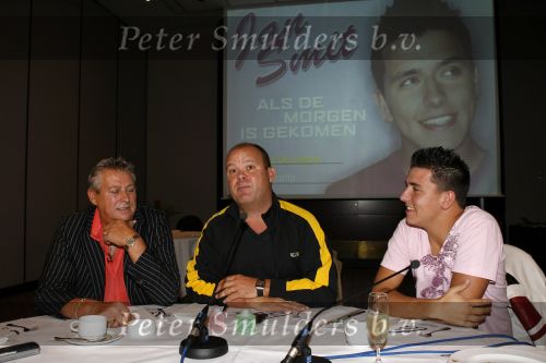 Schiphol 24 augustus 2006
Presentatie nieuwe cd  Jan Smit in het sheraton hotel Schiphol. paul de Leeuw rijkt eerste cd uit