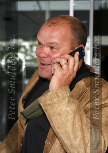Schiphol 24 augustus 2006
Paul de Leeuw met GSM