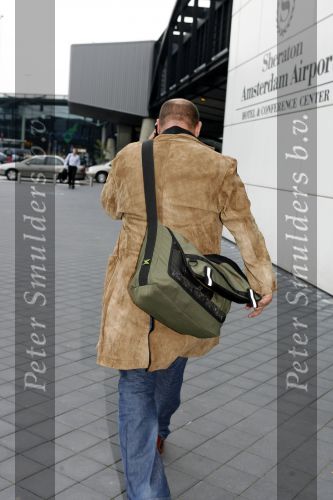 Schiphol 24 augustus 2006
Paul de Leeuw met GSM