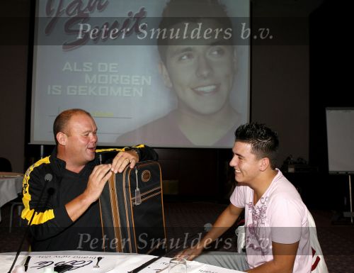 Schiphol 24 augustus 2006
Presentatie nieuwe cd  Jan Smit in het sheraton hotel Schiphol. paul de Leeuw rijkt eerste cd uit