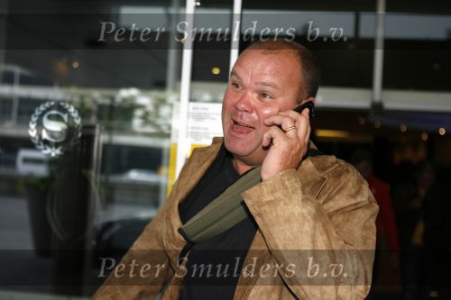 Schiphol 24 augustus 2006
Paul de Leeuw met GSM