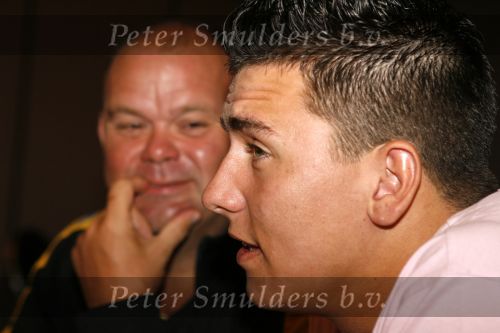 Schiphol 24 augustus 2006
Presentatie nieuwe cd  Jan Smit in het sheraton hotel Schiphol. paul de Leeuw rijkt eerste cd uit