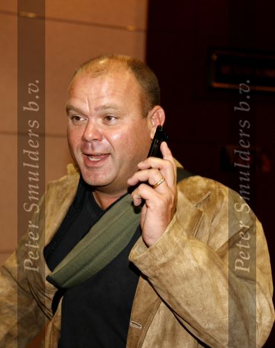 Schiphol 24 augustus 2006
Paul de Leeuw met GSM