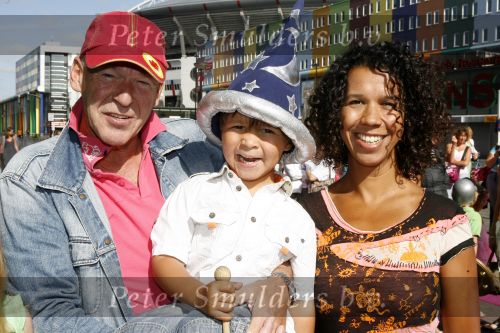 Amsterdam 15 juli 2006
Premiere K3 in pathe arena.
Peter Faber met petje en vrouw en kinderen