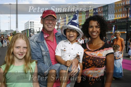 Amsterdam 15 juli 2006
Premiere K3 in pathe arena.
Peter Faber met petje en vrouw en kinderen