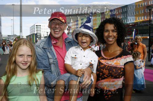 Amsterdam 15 juli 2006
Premiere K3 in pathe arena.
Peter Faber met petje en vrouw en kinderen